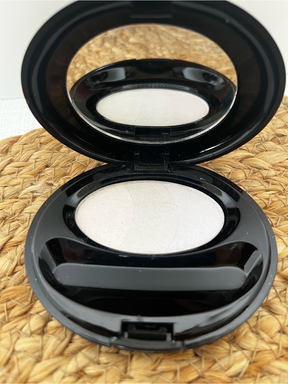 Shiseido vintage eyeshadow in Moonglow ,never used no box.